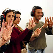 exposition Scènes de silence - des visiteurs apprennent la langue des signes