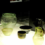 Vitrine comprenant des verres datant de l'époque romaine