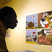 Exposition Le monde de Franquin - Visiteur devant un extrait de bande dessinée