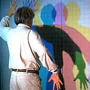  Exposition - Image calculée - ombres colorées d'un visiteur