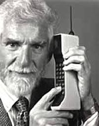 Objet culte – Motorola DynaTac 8000X, le premier téléphone portable de  l'histoire
