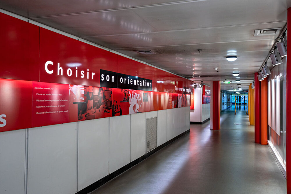 Photo du couloir d'accès à la Cité des métiers.