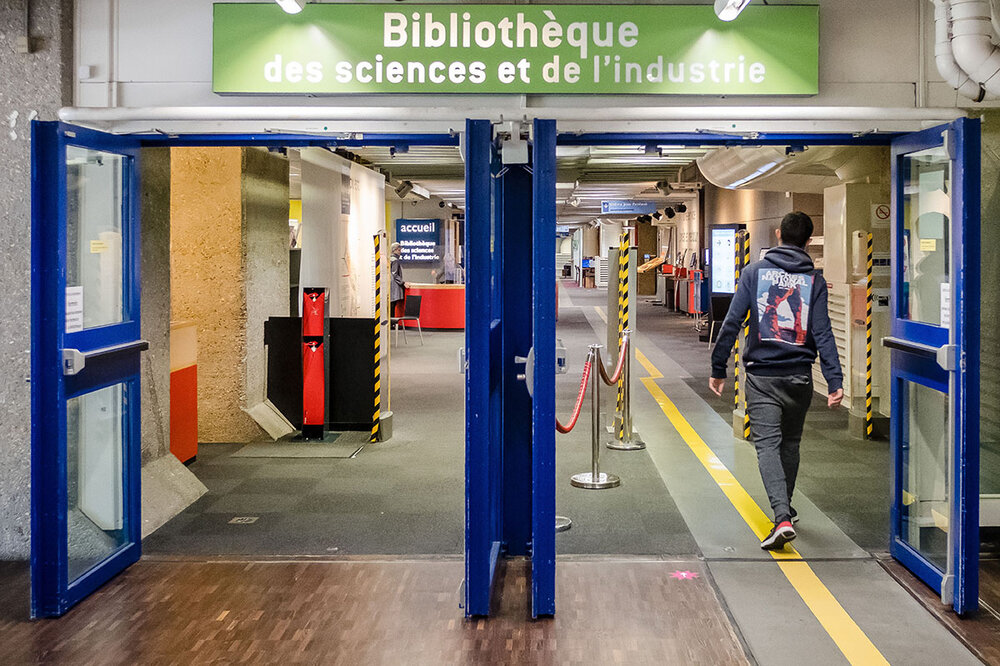 Photo de l'entrée de la Bibliothèque.