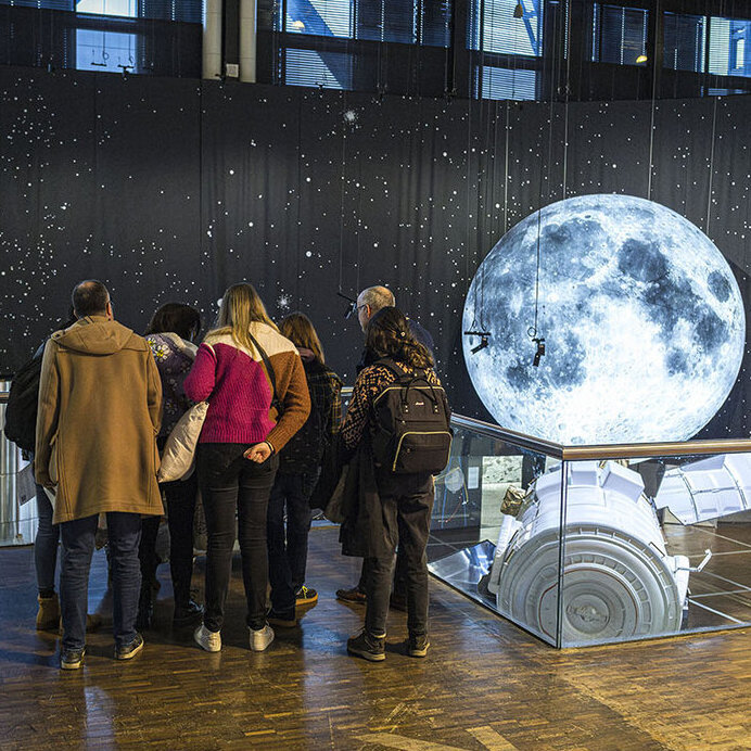 Enseignants en visite dans l'exposition Mission Spatiale