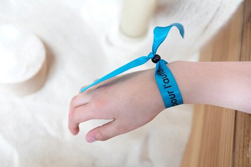 Bracelet bleu avec l'inscription Journée de l'autisme
