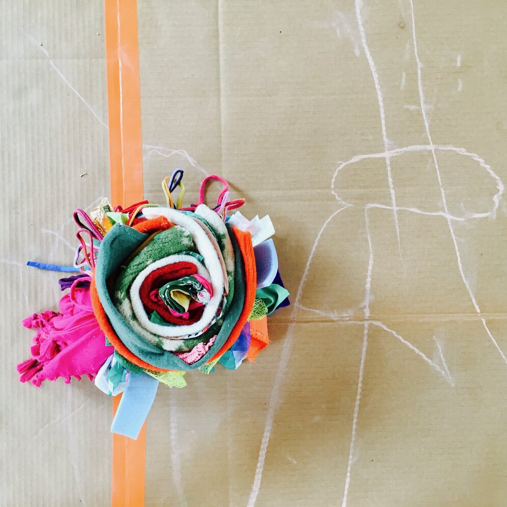 IIllustration du spectacle les petites envolées, décor carton et fleur en tissu