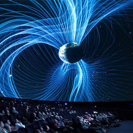 Extrait de film au Planétarium qui présente une planète qui brille de milles feux.