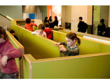Photo d'enfants qui marchent dans un labyrinthe