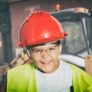 petit garçon en habits de chantier