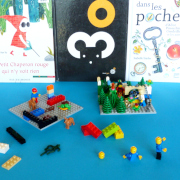 un livre et une maquette lego avec petits personnages